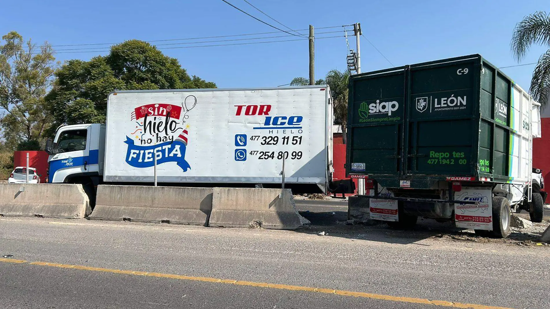 Camión recolector de basura del Siap y camión repartidor de Tor ice hielo tras choque en la León - Lagos